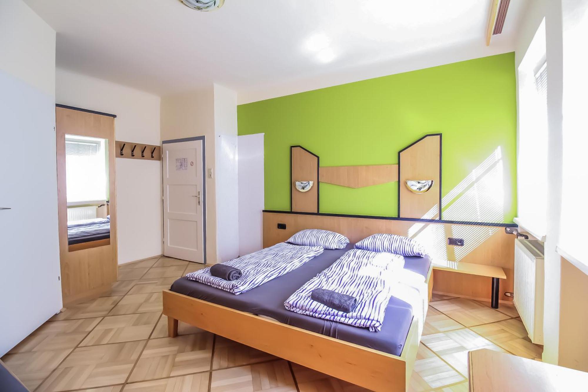 Cozy Rooms - U3 Hutteldorferstrasse Viena Exterior foto