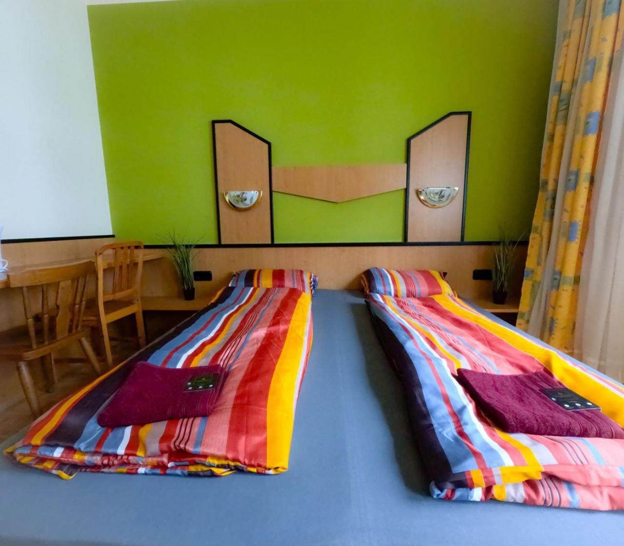 Cozy Rooms - U3 Hutteldorferstrasse Viena Exterior foto
